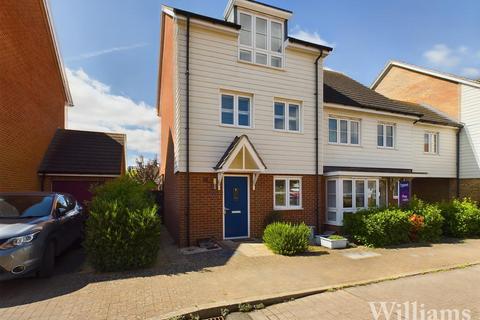 3 bedroom end of terrace house for sale, Pershore Way, Aylesbury HP18