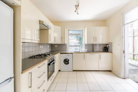 4 bedroom flat to rent, Brudenell Road, Tooting Bec, London, SW17