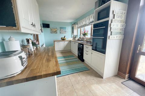 4 bedroom detached bungalow for sale, Heol Gwermont, Llansaint, Kidwelly