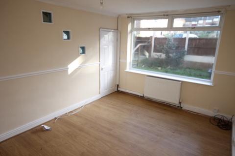 3 bedroom terraced house to rent, Manor Farm Drive, Belle Isle, LS10 3RN