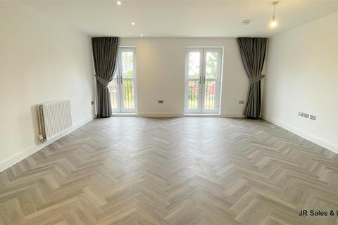 2 bedroom flat to rent, Parisean Court, Goffs Oak, Waltham Cross