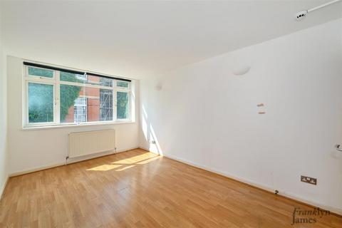 3 bedroom apartment for sale, Johnson Street, Shadwell, London, E1