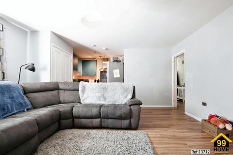 2 bedroom flat for sale, Larkspur Drive, West Sussex, RH15