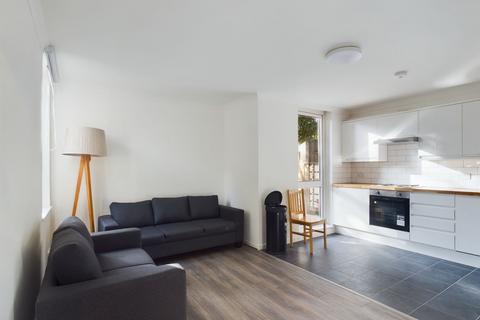 5 bedroom ground floor maisonette to rent, Clapham Junction