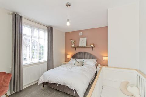 43 Clermiston Grove, Edinburgh, EH4 7DA