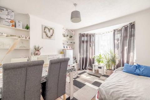 2 bedroom flat for sale, Drayton Gardens, West Drayton UB7