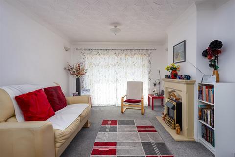 17 Carrs Meadow, Withernsea, HU19 2EL