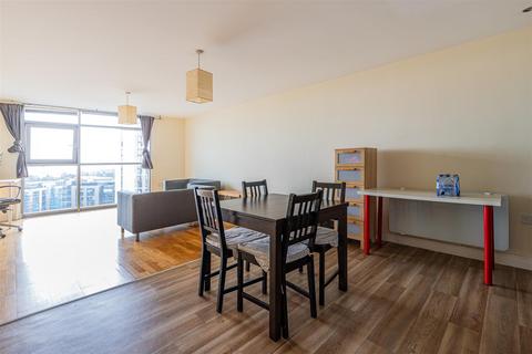 2 bedroom apartment for sale, Altolusso, City Centre CF10