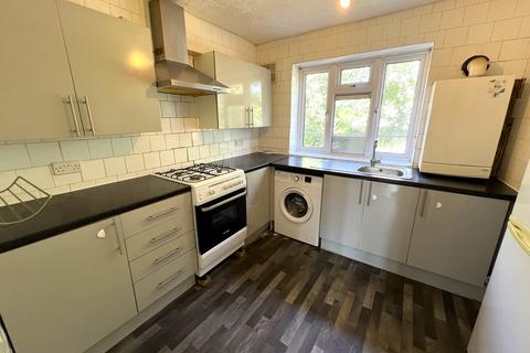 3 bedroom flat to rent, Suffolk Road, Ilford IG3