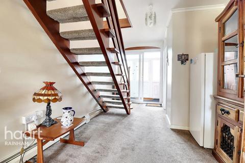 2 Sexton Close, Rainham, RM13 8BH