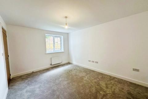 4 bedroom detached house to rent, Teeside Avenue, Manchester M25