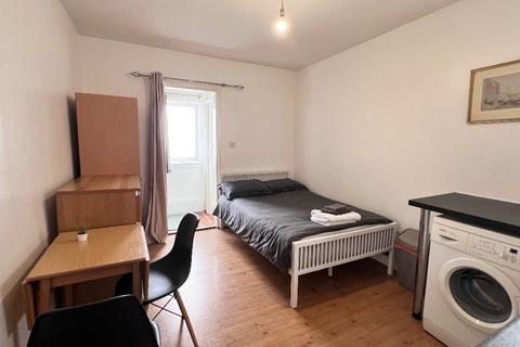 Studio to rent, Mill Lane, London