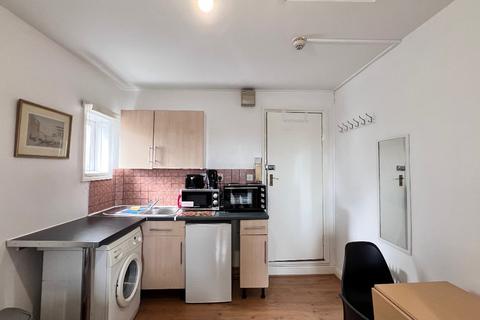 Studio to rent, Mill Lane, London