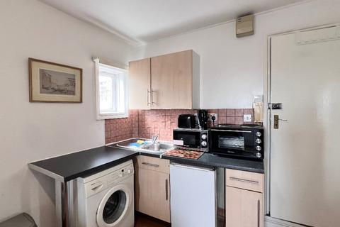 Studio to rent, Mill Lane, London