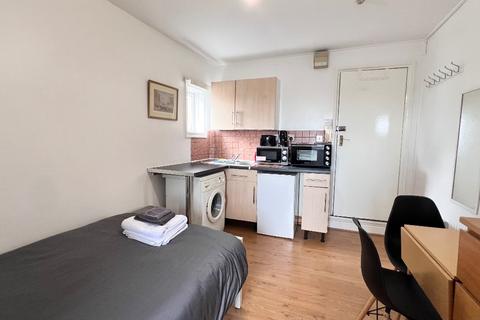 Studio to rent, Mill Lane, London