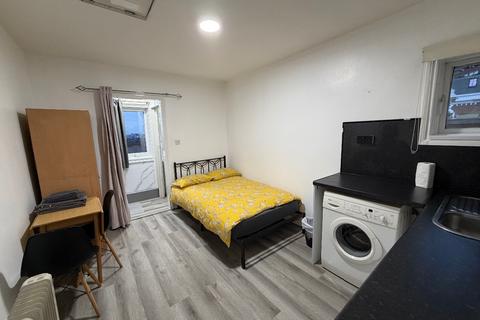 Studio to rent, Mill Lane, London