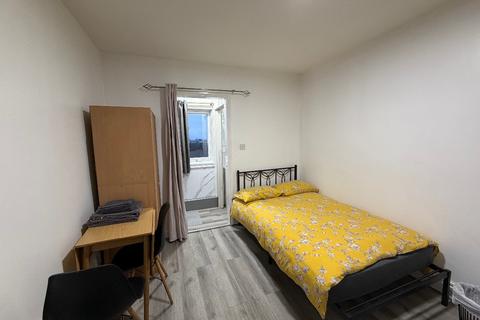 Studio to rent, Mill Lane, London