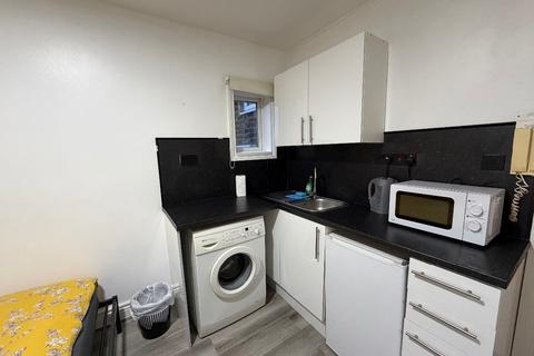 Studio to rent, Mill Lane, London