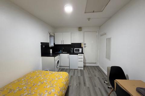 Studio to rent, Mill Lane, London