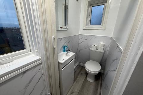 Studio to rent, Mill Lane, London