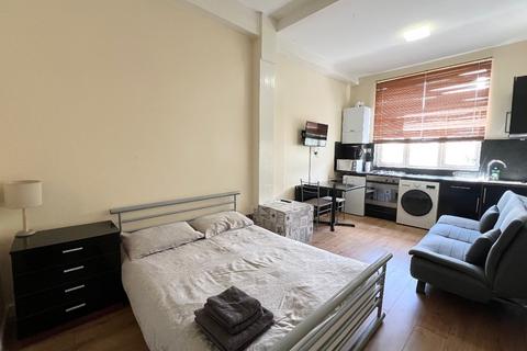 Studio to rent, Finchley Road, London