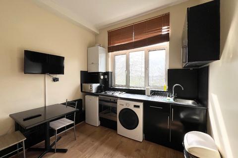 Studio to rent, Finchley Road, London