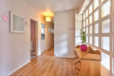 2 bedroom flat for sale, Bromley Road, Brighton BN2