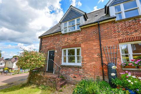 3 bedroom end of terrace house for sale, Langton Close, Battle