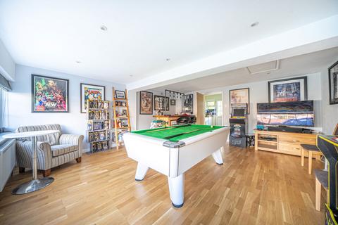9 Lomond Close, Oakley, Basingstoke, RG23 7NA