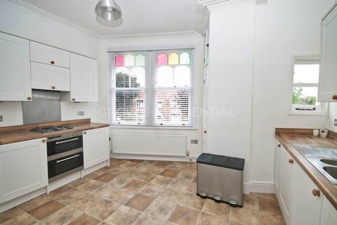 3 bedroom flat to rent, Durham Road, London