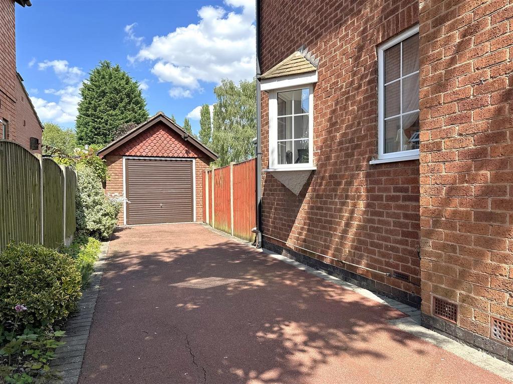 Detached Garage &amp; Driveway 192