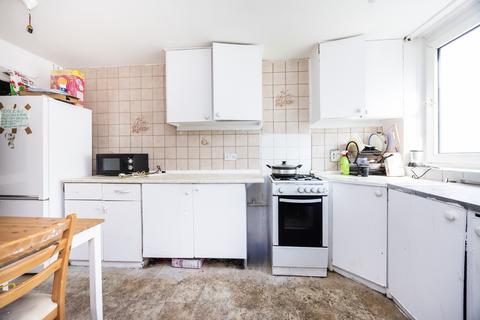 3 bedroom flat for sale, Snowshill Road, London E12