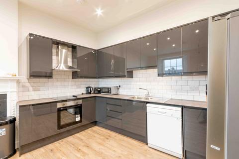 5 bedroom flat to rent, 0820L – Bank Street, Edinburgh, EH1 2LN