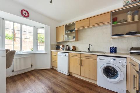 11 Caspian Close, Fishbourne, Chichester, PO18 8AY