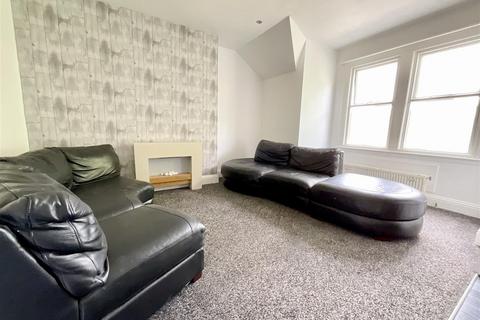 2 bedroom flat for sale, West Avenue, Filey