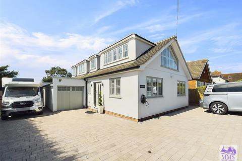 5 bedroom detached bungalow for sale, Tyland Lane, Sandling