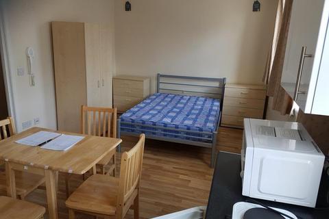 Studio to rent, Station Road, Harrow HA1