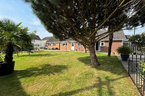 4 bedroom detached bungalow for sale, Chestnut Farm Drive, Althorne