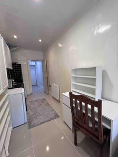 Studio to rent, Uxbridge, UB8