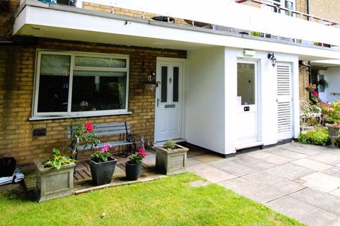 2 bedroom ground floor flat for sale, Banstead Village