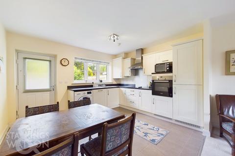 2 bedroom detached bungalow for sale, Sutton Drive, Sutton Gardens, NR18