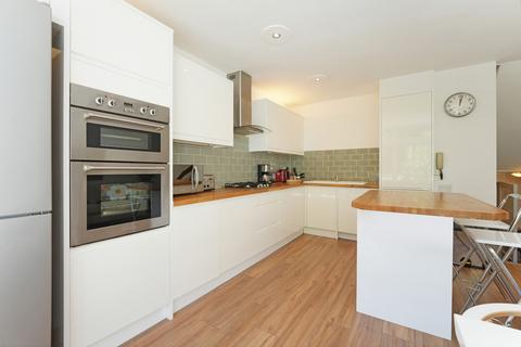 38 Lakeside, Beckenham, BR3 6LX