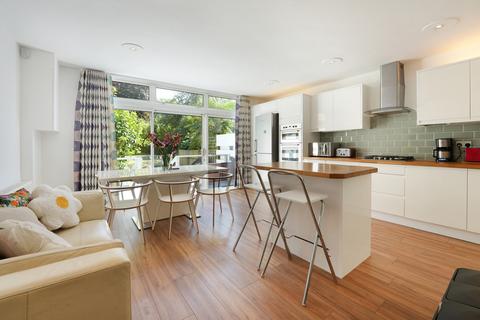 38 Lakeside, Beckenham, BR3 6LX