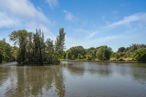 38 Lakeside, Beckenham, BR3 6LX