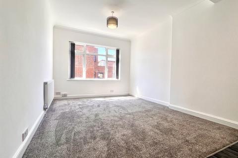 3 bedroom flat to rent, Romford RM1