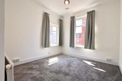 3 bedroom flat to rent, Romford RM1