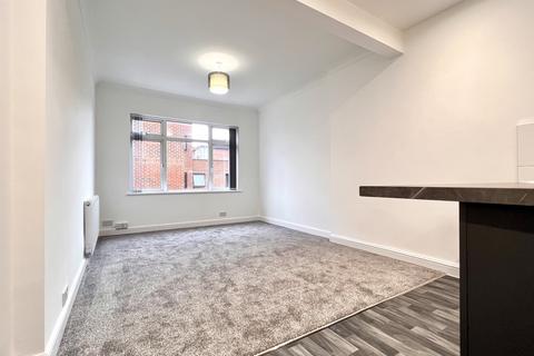 3 bedroom flat to rent, Romford RM1