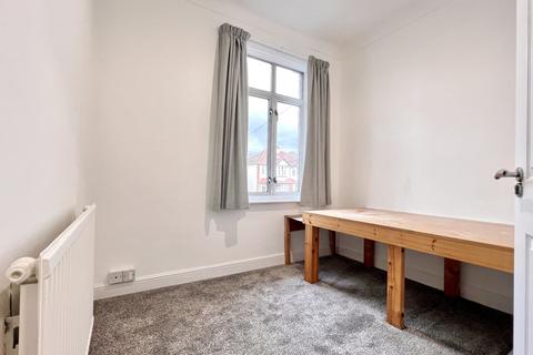 3 bedroom flat to rent, Romford RM1