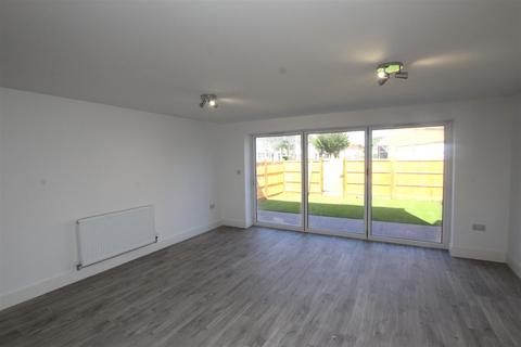 4 bedroom house to rent, West Road, Rush Green, Romford