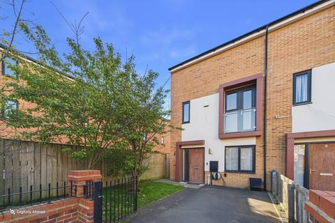 3 bedroom end of terrace house to rent, Deanwater Close, Manchester M13